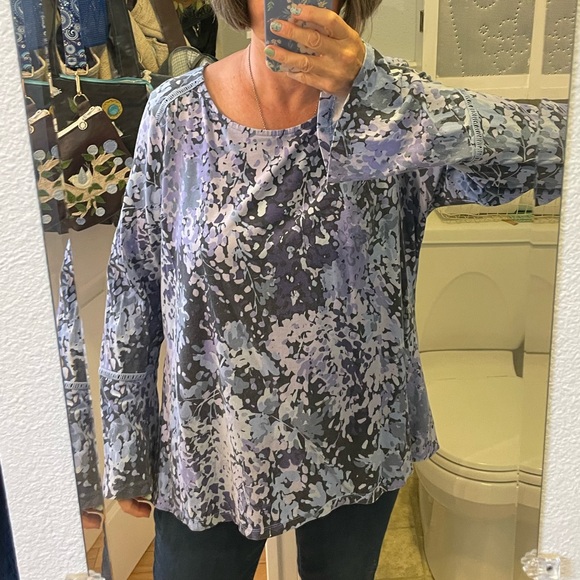 IsaacMizrahi Live XL floral long bell sleeve soft knit top periwinkle blue white - Picture 12 of 12